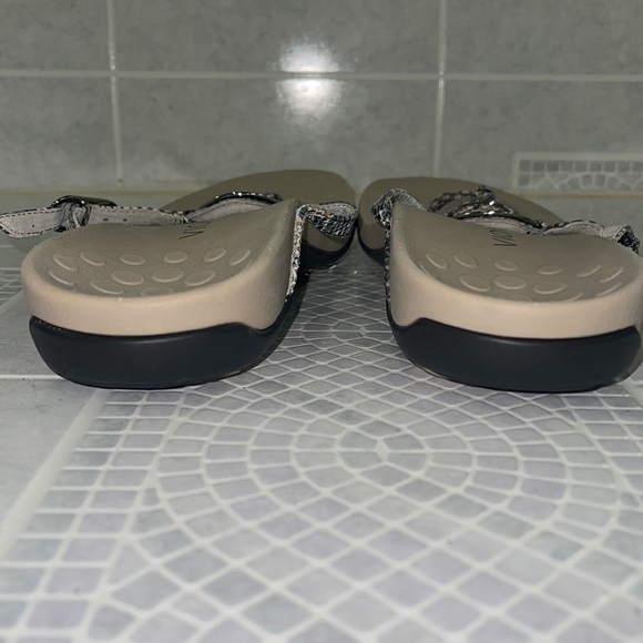 VIONIC - Picture 6 of 6